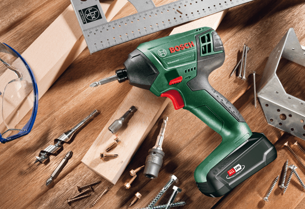 Απεικονίζεται το εργαλείο με διάφορα υλικά και βίδες γύρω του.